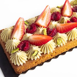 Tarta cu fistic si fructe rosii
